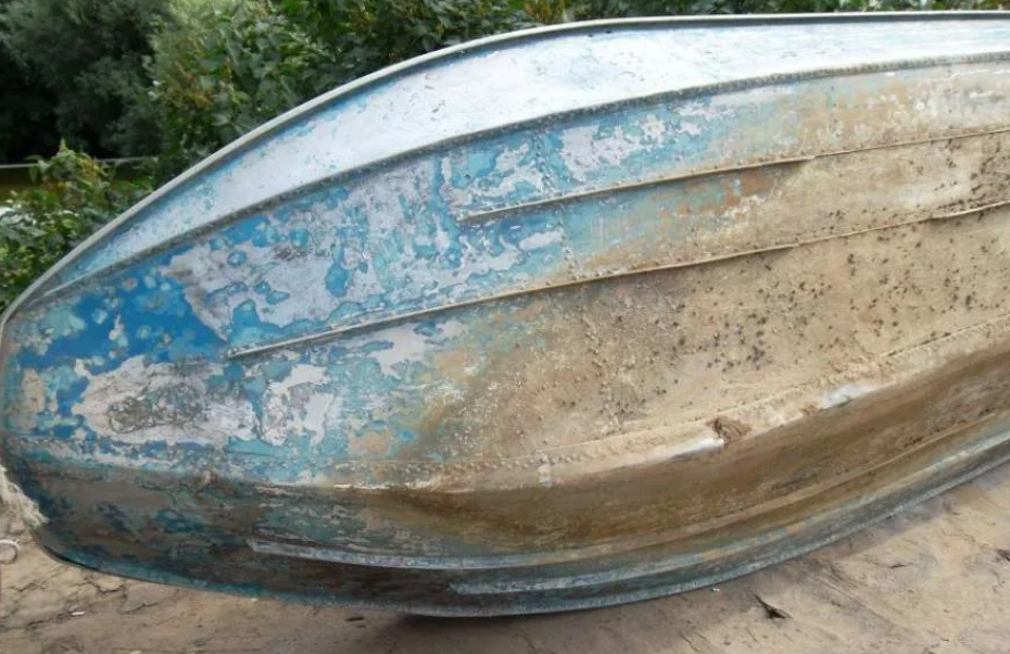 Корпус дюралюминиевого катера необходимо очистить от ржавчины, затем – восстановить защитное покрытие