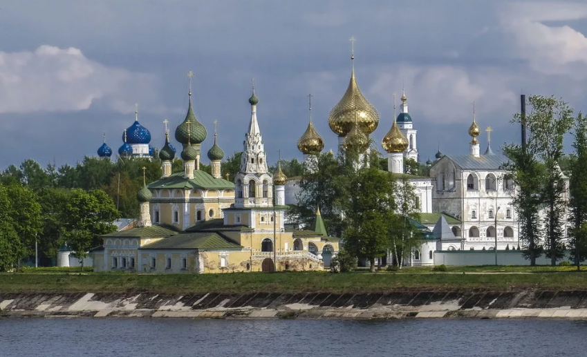Любоваться архитектурным ансамблем Угличского кремля можно с борта катера 