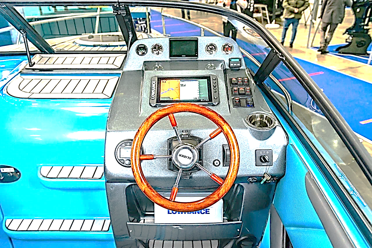 На катерах Слайдер могут устанавливаться любые навигационные системы 