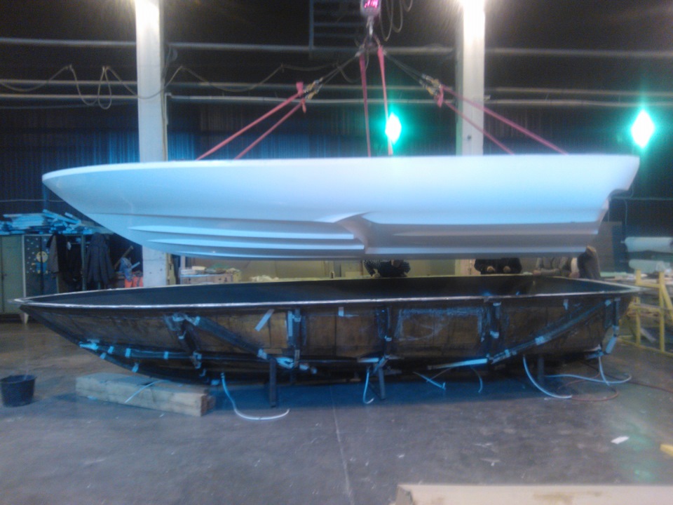 Тщательная подготовка матрицы перед формовкой обеспечивает идеальную геометрию корпуса пластиковой лодки